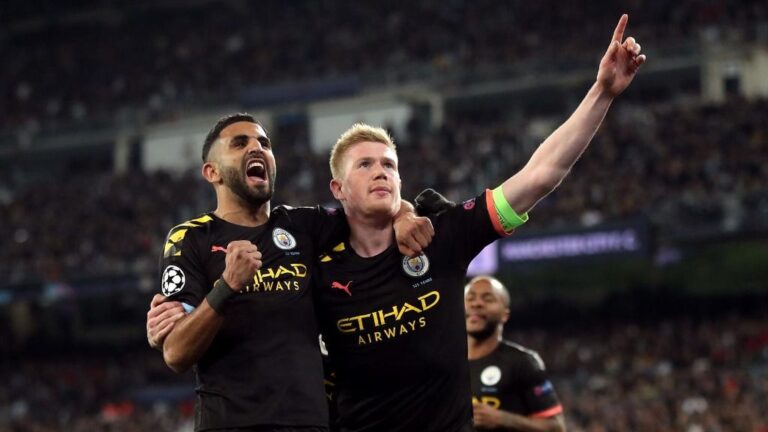 De Buryne y Mahrez celebran el segundo tanto del City en el Bernabéu