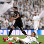 Mahrez se lleva el balón ante Modric en el Real Madrid-City