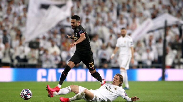 Mahrez se lleva el balón ante Modric en el Real Madrid-City