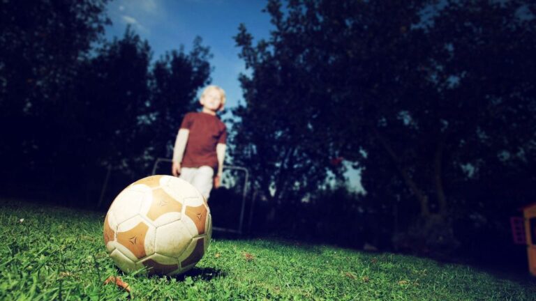 nino futbol juego