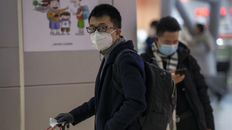 Imagen de un hombre con una marcarilla en medio del brote del coronavirus en China