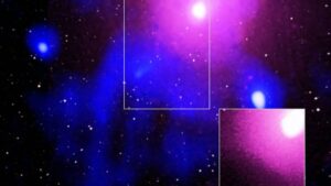 a colosal explosión ocurrió en el cúmulo de galaxias Ofiuco, localizada a unos 390 millones de años luz de la Tierra. Imagen obtenida con los datos de los telescopios XMM y GMRT y del sondeo galáctico 2MASS. La zona central recuadrada se muestra en otro c