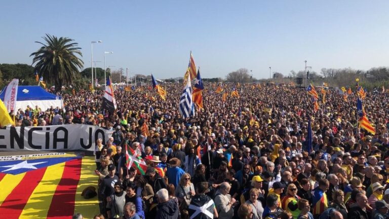 Ambiente festivo antes del acto del Consell per la República en Perpignan