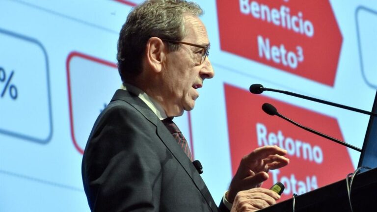El presidente de Kutxabank, Gregorio VIllalabeitia, en la presentación del balance en Vitoria