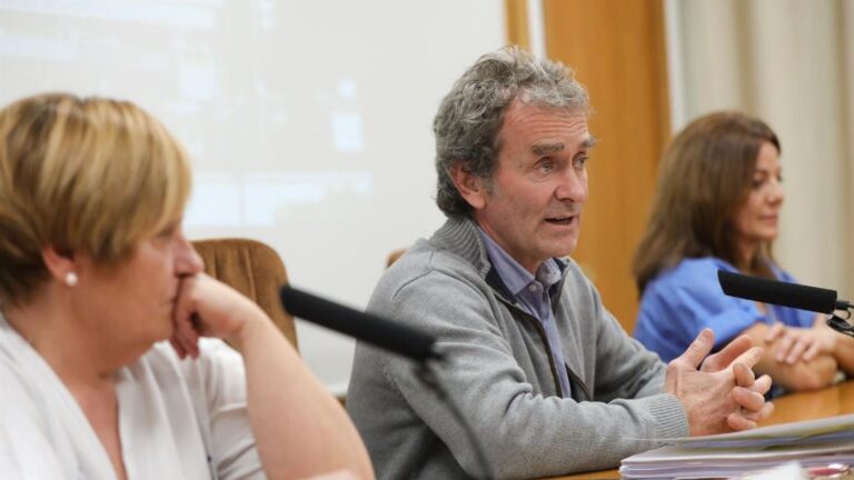 El director del Centro de Coordinación de Alertas y Emergencias Sanitarias, Fernando Simón, en rueda de prensa para explicar la evolución de las personas en cuarentena por riesgo de contagio de Coronavirus, en el Hospital Gómez Ulla de Madrid