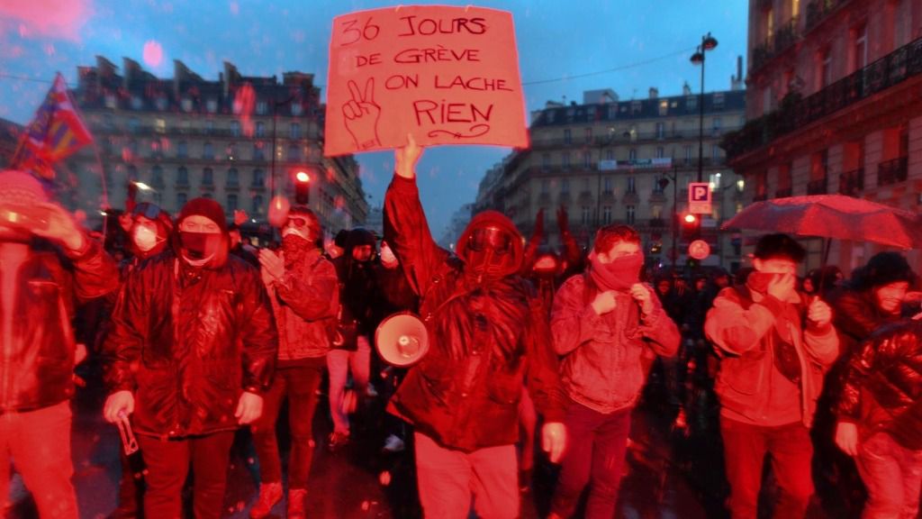 Un manifestante durante las últimas manifestaciones que se celebraron por las calles de París contra la reforma del sistema de pensiones del Gobierno de Francia