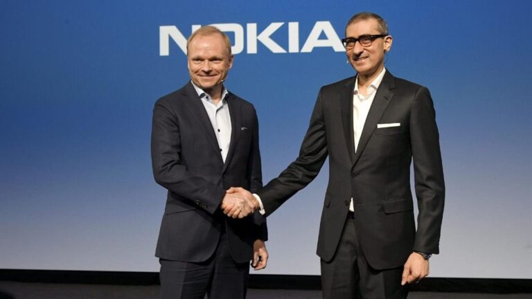 Pekka Lundmark (izquierda) estrecha la mano de su predecesor en la presidencia de Nokia, Rajeev Suri (derecha)