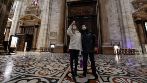 Turistas en el interior del Duomo de Milán
