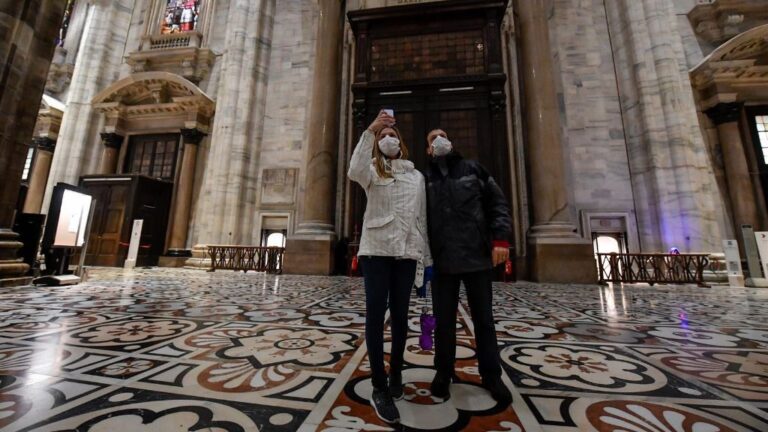 Turistas en el interior del Duomo de Milán