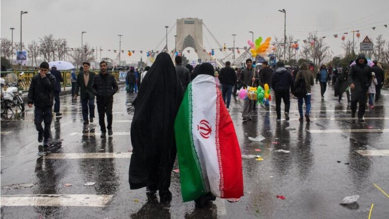 Imagen de archivo de una mujer con una bandera de Irán.