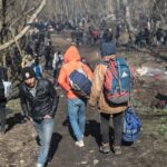 Migrantes cerca de la frontera entre Turquía y Grecia