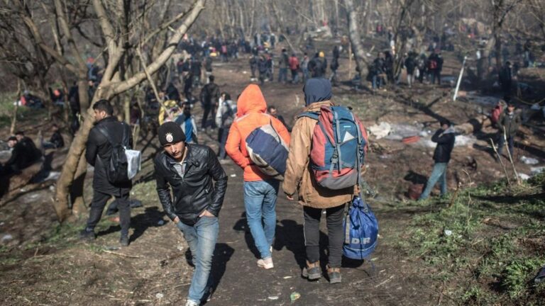 Migrantes cerca de la frontera entre Turquía y Grecia
