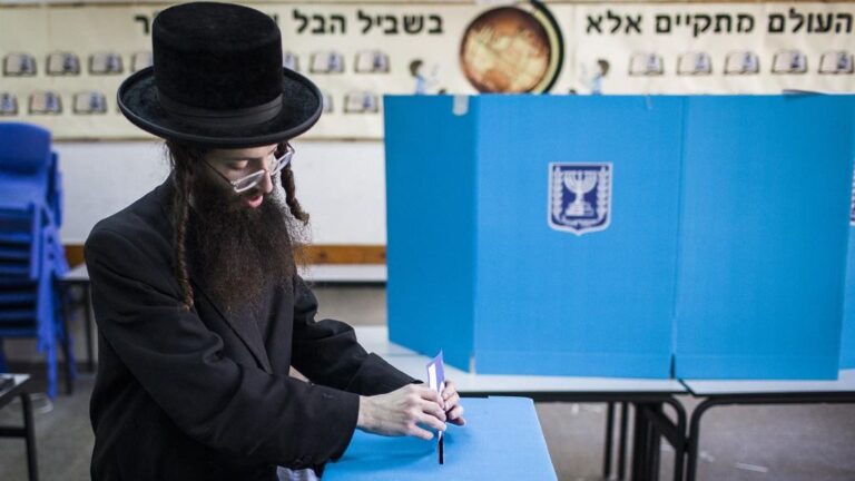 Un hombre vota durante las elecciones generales en Israel