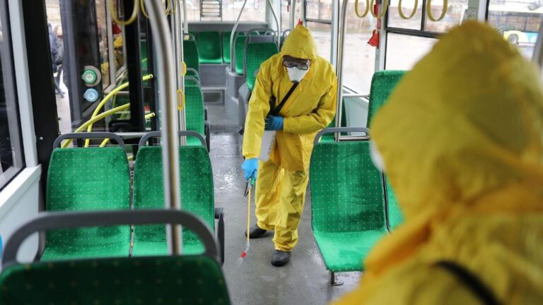 Empleados limpian un autobús en Ucrania coronavirus