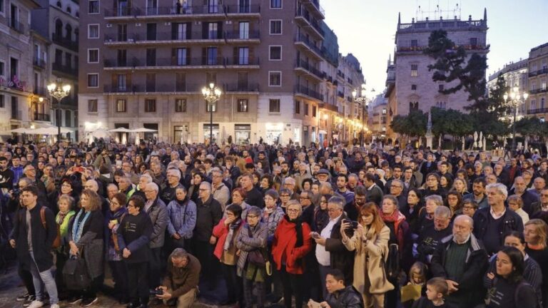 Una multitud de personas durante la última concentración de la Asociación de Víctimas del Metro 3