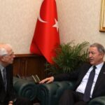 El Alto representante de la Unión para Asuntos Exteriores y Política de Seguridad, Joseph Borrell, y el ministro de Defensa turco, Hulusi Akar