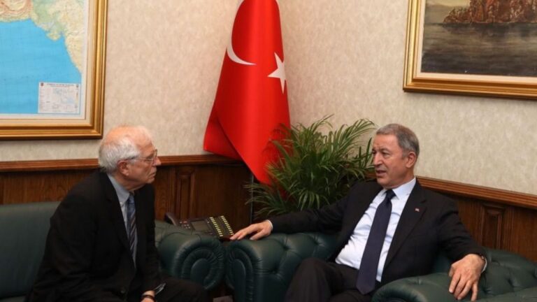 El Alto representante de la Unión para Asuntos Exteriores y Política de Seguridad, Joseph Borrell, y el ministro de Defensa turco, Hulusi Akar