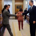 El rey Felipe VI saluda al vicepresidente del Gobierno de Derechos Sociales y Agenda 2030, Pablo Iglesias