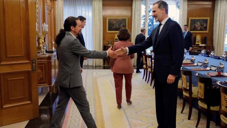 El rey Felipe VI saluda al vicepresidente del Gobierno de Derechos Sociales y Agenda 2030, Pablo Iglesias