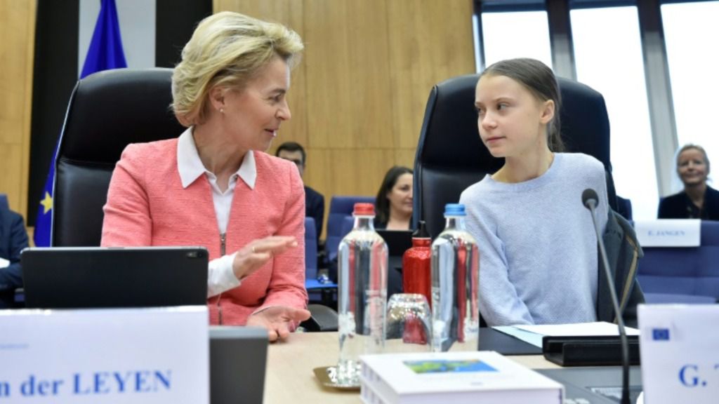 La presidenta de la Comisión Europea, Ursula von der Leyen, habla con la activista medioambiental sueca Greta Thunberg