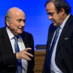 El entonces presidente de la FIFA Joseph Blatter (D) habla con Michel Platini, en ejercicio de la presidencia de la UEFA, durante un congreso de la FIFA celebrado el 11 de junio de 2014 en Sao Paulo