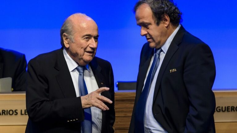 El entonces presidente de la FIFA Joseph Blatter (D) habla con Michel Platini, en ejercicio de la presidencia de la UEFA, durante un congreso de la FIFA celebrado el 11 de junio de 2014 en Sao Paulo