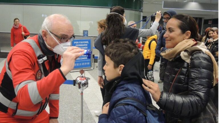 Control por el coronavirus en Milán