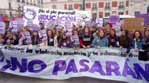 óvenes feministas se manifiestan en Madrid contra el 'pin parental' durante la jornada de huelga convocada por el Sindicato de Estudiantes en vísperas del 8M