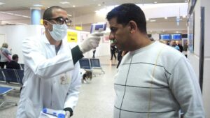 Control por el nuevo coronavirus en el aeropuerto de la capital de Egipto, El Cairo