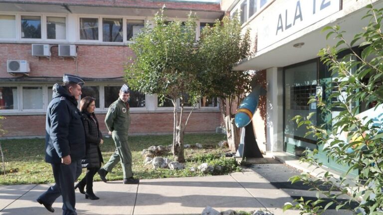 La ministra de Defensa, Margarita Robles, en una visita al Ala 12 en Torrejón de Ardoz