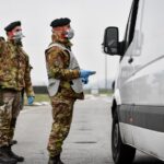 Militares italianos con mascarilla en un control en el norte de Italia
