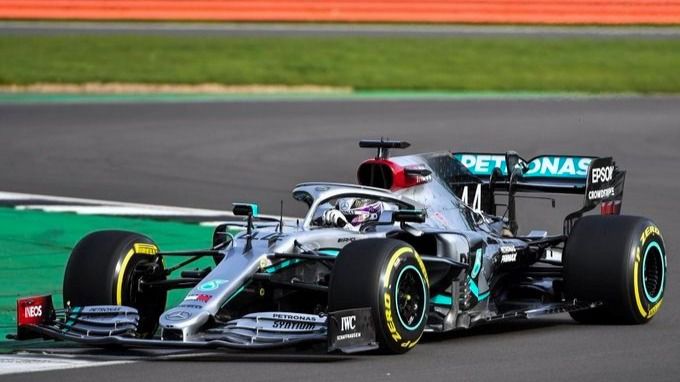 El piloto británico Lewis Hamilton, con el nuevo W11, en el 'shakedown' de Mercedes en Silverstone