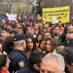 La vicealcaldesa de Madrid, Begoña Villacís, escoltada por varios policías durante la manifestación del 8 de marzo