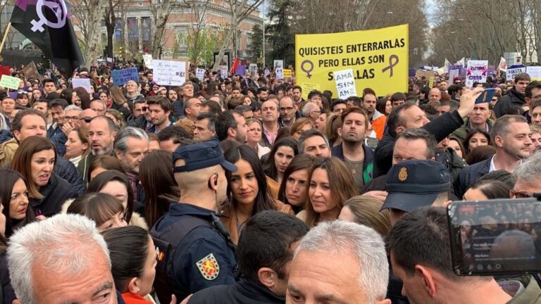 La vicealcaldesa de Madrid, Begoña Villacís, escoltada por varios policías durante la manifestación del 8 de marzo