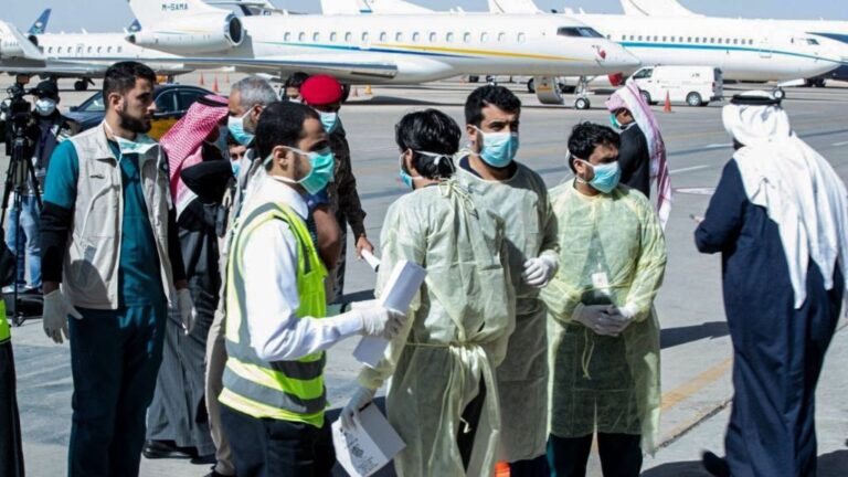 Personal médico revisa a los pasajeros a su llegada al aeropuerto de Riad