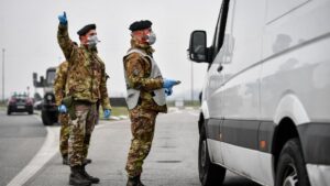 Militares italianos con mascarilla en un control en el norte de Italia