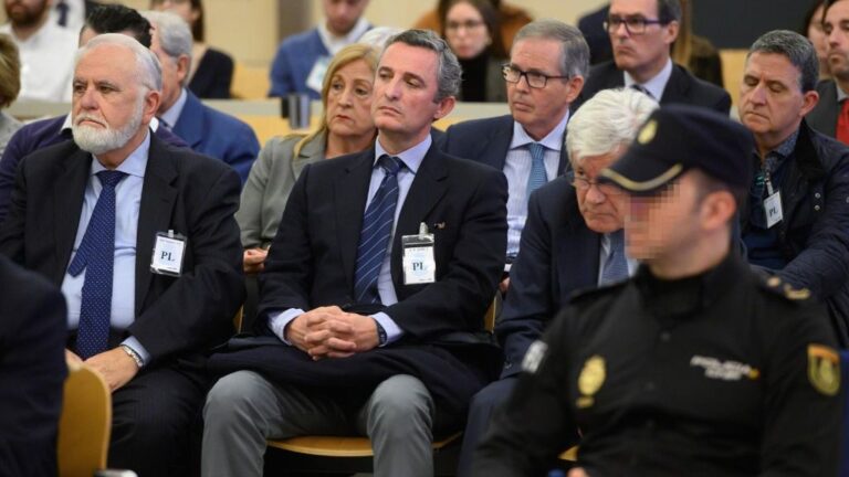 El expresidente de las Cortes valencianas y exdirector general de la Policía, Juan Cotino (3d), el ex director general de Radiotelevisión Valenciana, Pedro García (2d) y el exvicepresidente de Repsol YPF Jose Ramón Blanco Balín (d) al comienzo del juicio