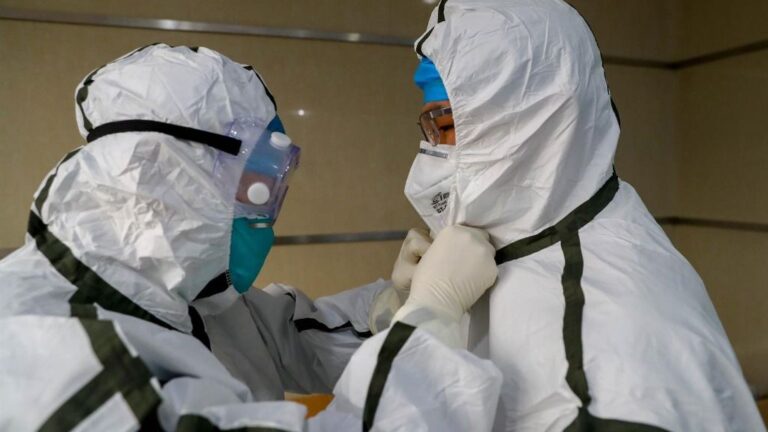 Médicos en un hospital de Wuhan