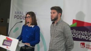 La candidata a lehendakari de Elkarrekin Podemos, Miren Gorrotxategi, junto a David Soto