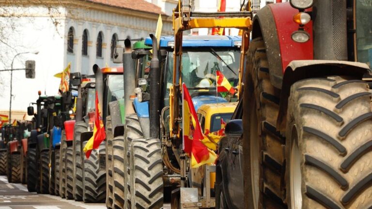 Tractorada bajo el lema '¿Quién te dará de comer mañana?, en Zaragoza (España), a 10 de marzo de 2020