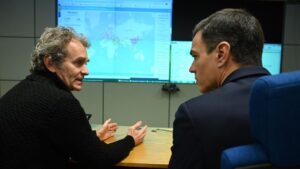 El presidente del Gobierno, Pedro Sánchez, se reúne con el director del Centro de Coordinación de Alertas y Emergencias Sanitarias, Fernando Simón, en su visita al Centro de Coordinación de Alertas y Emergencias Sanitarias