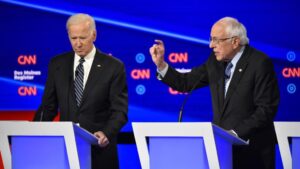 Joe Biden y Bernie Sanders durante un debate