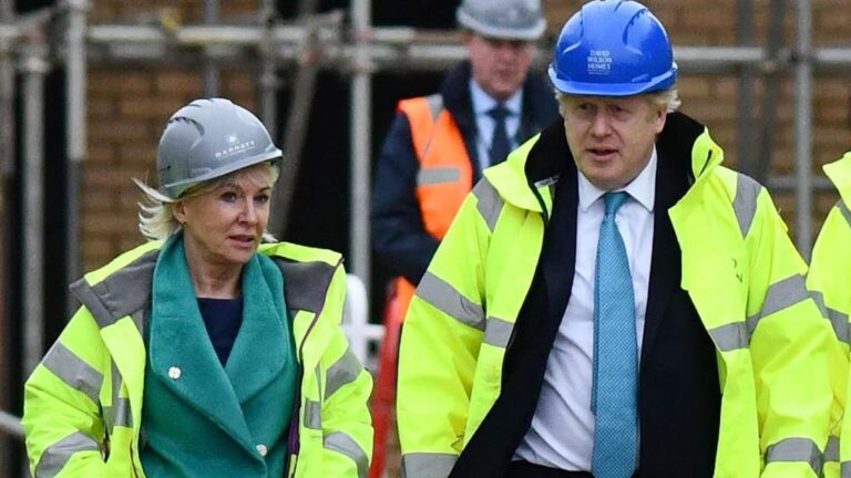 La ministra de Salud de Reino Unido, Nadine Dorries, y el primer ministro británico, Boris Johnson