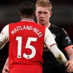 Maitland-Niles y De Bruyne se saludan durante el Arsenal-Manchester City de la Premier 2019-2020