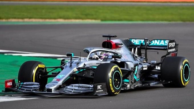 El piloto británico Lewis Hamilton, con el nuevo W11, en el 'shakedown' de Mercedes en Silverstone