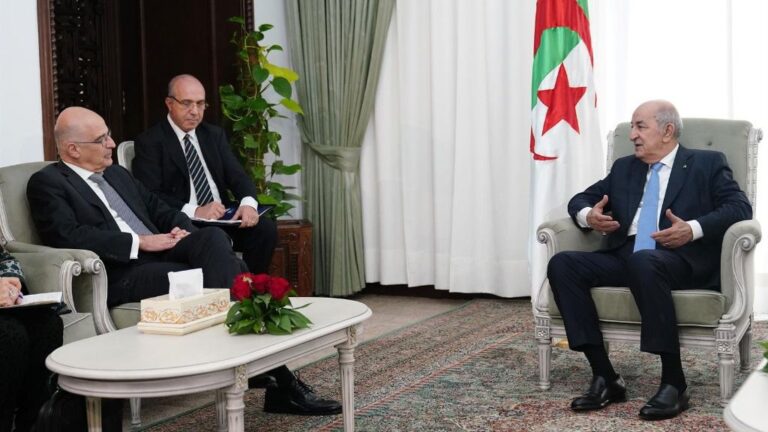 Abdelmayid Tebune con el ministro de Exteriores griego, Nikos Dendias, en el palacio presidencial argelino