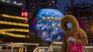 Una mujer pasea por las calles de Shangahi ataviada con una de las mascarillas que las autoridades chinas recomiendan llevar para evitar el contagio del nuevo coronavirus