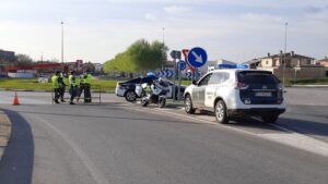 La Guardia Civil visita el acceso a Arroyo de la Luz, aislado por el coronavirus