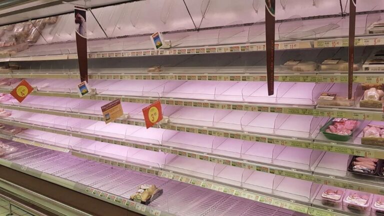 Expositor frigorífico semi vacío en un supermercado de Madrid