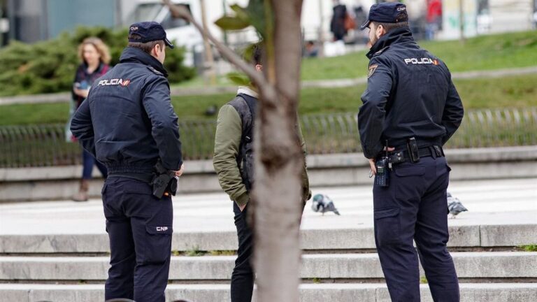 Dos policías identifican a una persona